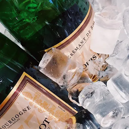 Vacation I Sea Views, 24-7 Security, Parking, Walk To Everything In Luxurious Puerto Banus Apartment *